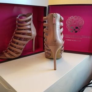 Vince Camuto leather VC-troy Sandbar Nappa strappy heels.